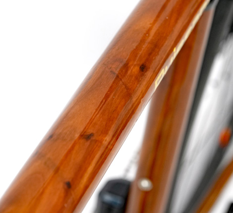 Detailed shot of a Brown Mallet HRP wooden tube of a HTech Puissant W, highlighting the wood grain