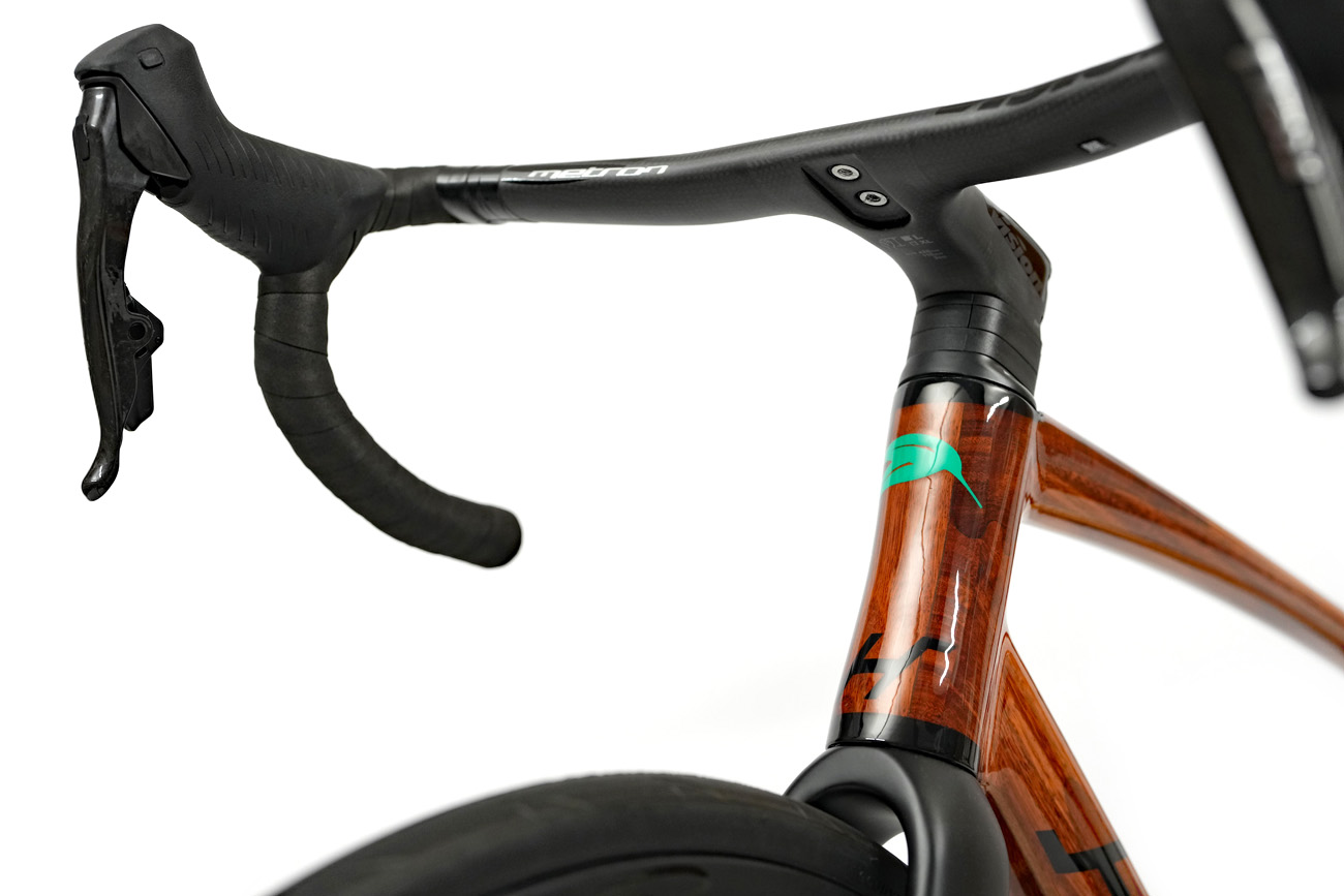 Tapered wooden headtube of HTech Aeriform with internal cable routing and Vision Metron ACR EVO handlebars